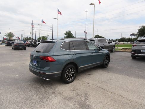 Used 2021 Volkswagen Tiguan SE w/ Panoramic Sunroof Package FWD image 9