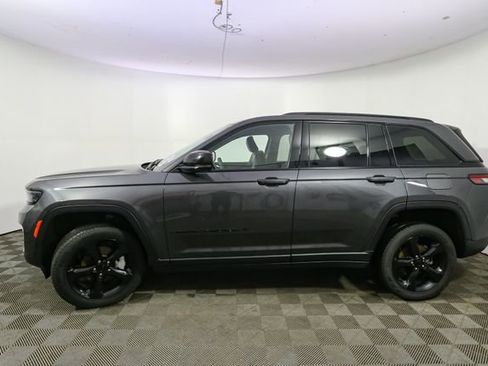Used 2023 Jeep Grand Cherokee Limited w/ Black Appearance Package AWD/4WD image 6