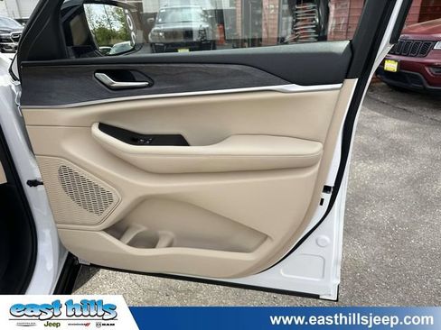Certified 2023 Jeep Grand Cherokee Limited AWD/4WD image 27