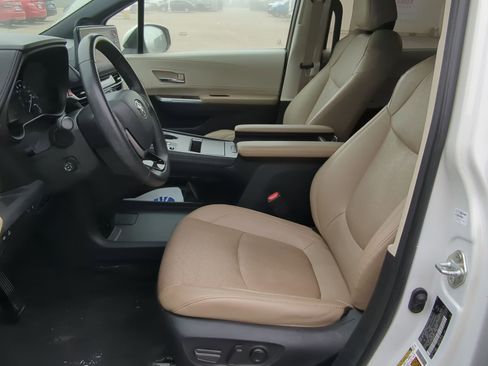 Used 2021 Toyota Sienna Limited image 15