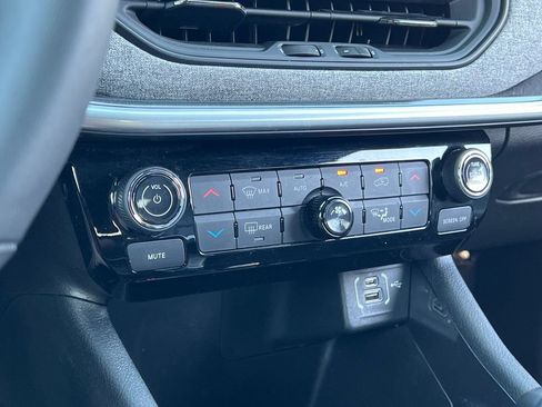 Used 2025 Jeep Compass Latitude w/ Sun & Sound Group AWD/4WD image 18