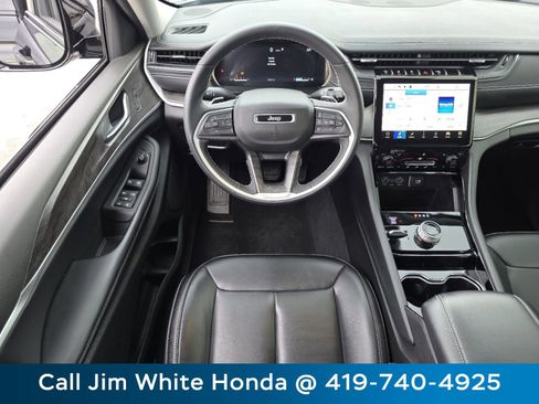 Used 2023 Jeep Grand Cherokee Limited w/ Black Appearance Package image 25