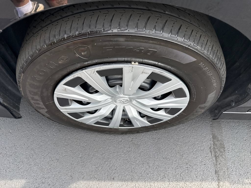 Used 2018 Toyota Camry LE FWD image 35