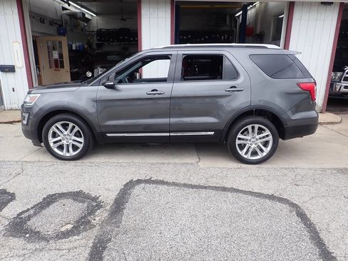 Used 2017 Ford Explorer XLT w/ Equipment Group 202A image 16