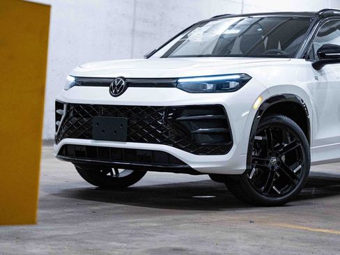 New 2026 Volkswagen Tiguan SE R-Line AWD/4WD image 2