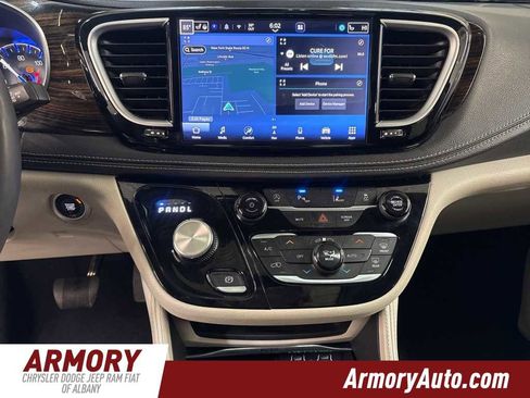 Used 2023 Chrysler Pacifica Limited image 16