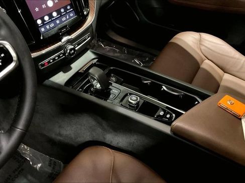 Certified 2024 Volvo XC60 B5 Plus w/ Protection Package Premier AWD/4WD image 18