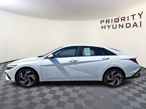 Used 2025 Hyundai Elantra SEL FWD image 7