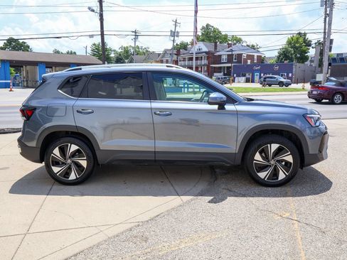 Used 2025 Volkswagen Taos SE w/ Panoramic Sunroof Package AWD/4WD image 6