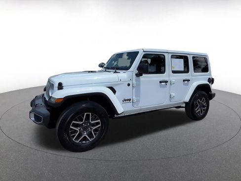 Used 2025 Jeep Wrangler Sahara AWD/4WD image 8