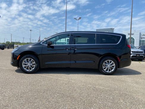 New 2027 Chrysler Pacifica Limited w/ Family Tech Group AWD/4WD image 3