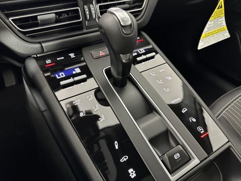 Certified 2025 Porsche Macan Turbo image 22