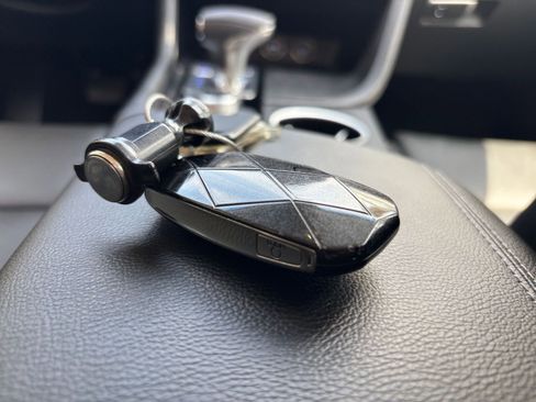 Used 2025 Genesis G70 2.5T image 22