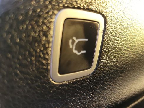 Certified 2025 Chrysler Pacifica Limited image 9