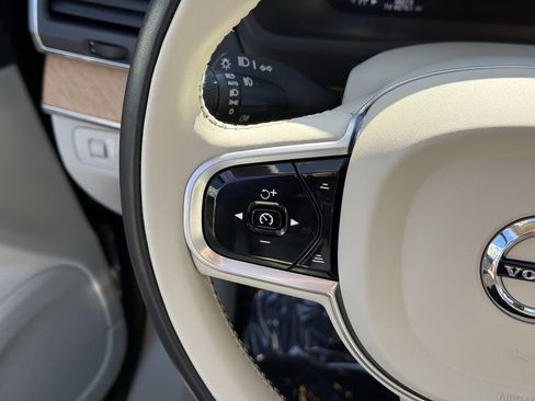 Certified 2022 Volvo XC90 T6 Momentum w/ Climate Package image 22