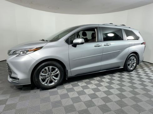 Used 2023 Toyota Sienna Platinum image 19
