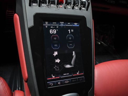 Used 2020 Lamborghini Huracan EVO image 16