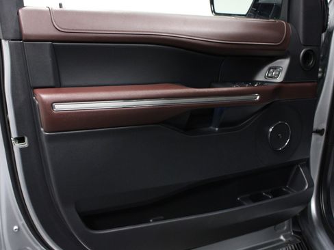 Used 2024 Ford Expedition Limited image 11