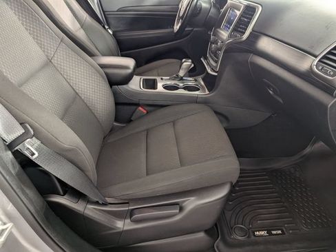 Used 2020 Jeep Grand Cherokee Laredo RWD image 31