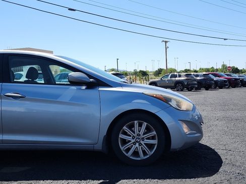 Used 2015 Hyundai Elantra SE w/ Option Group 02 FWD image 4