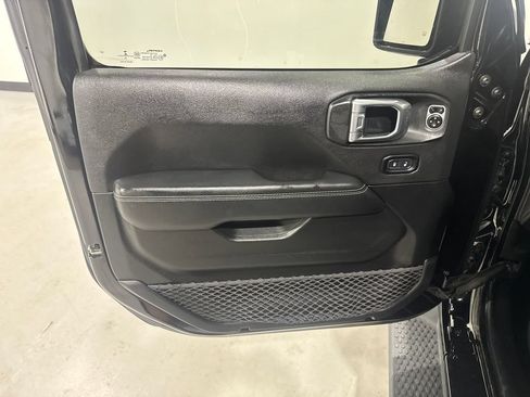 Used 2020 Jeep Wrangler Unlimited Sahara w/ Dual Top Group AWD/4WD image 17