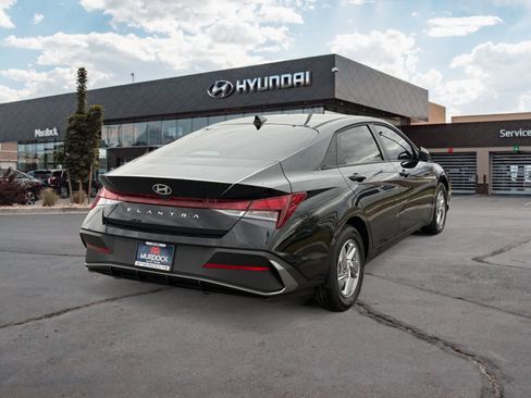 Certified 2025 Hyundai Elantra SE image 5