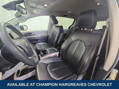 Used 2023 Chrysler Pacifica Touring-L FWD image 26