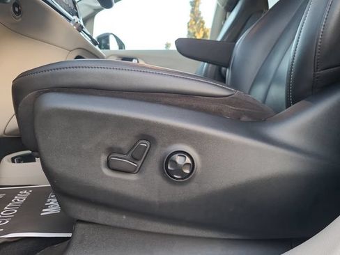 Used 2024 Chrysler Pacifica Touring-L FWD image 28