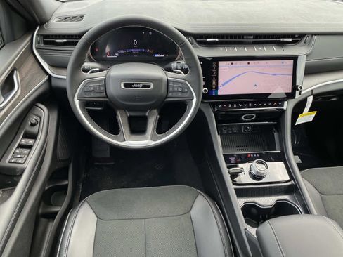 New 2026 Jeep Grand Cherokee Altitude image 9