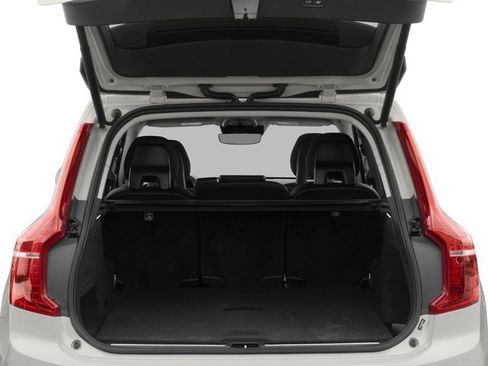 Used 2018 Volvo XC90 T5 Momentum w/ Momentum Plus Package AWD/4WD image 12