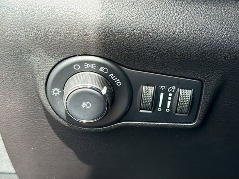Used 2023 Jeep Compass Latitude AWD/4WD image 32