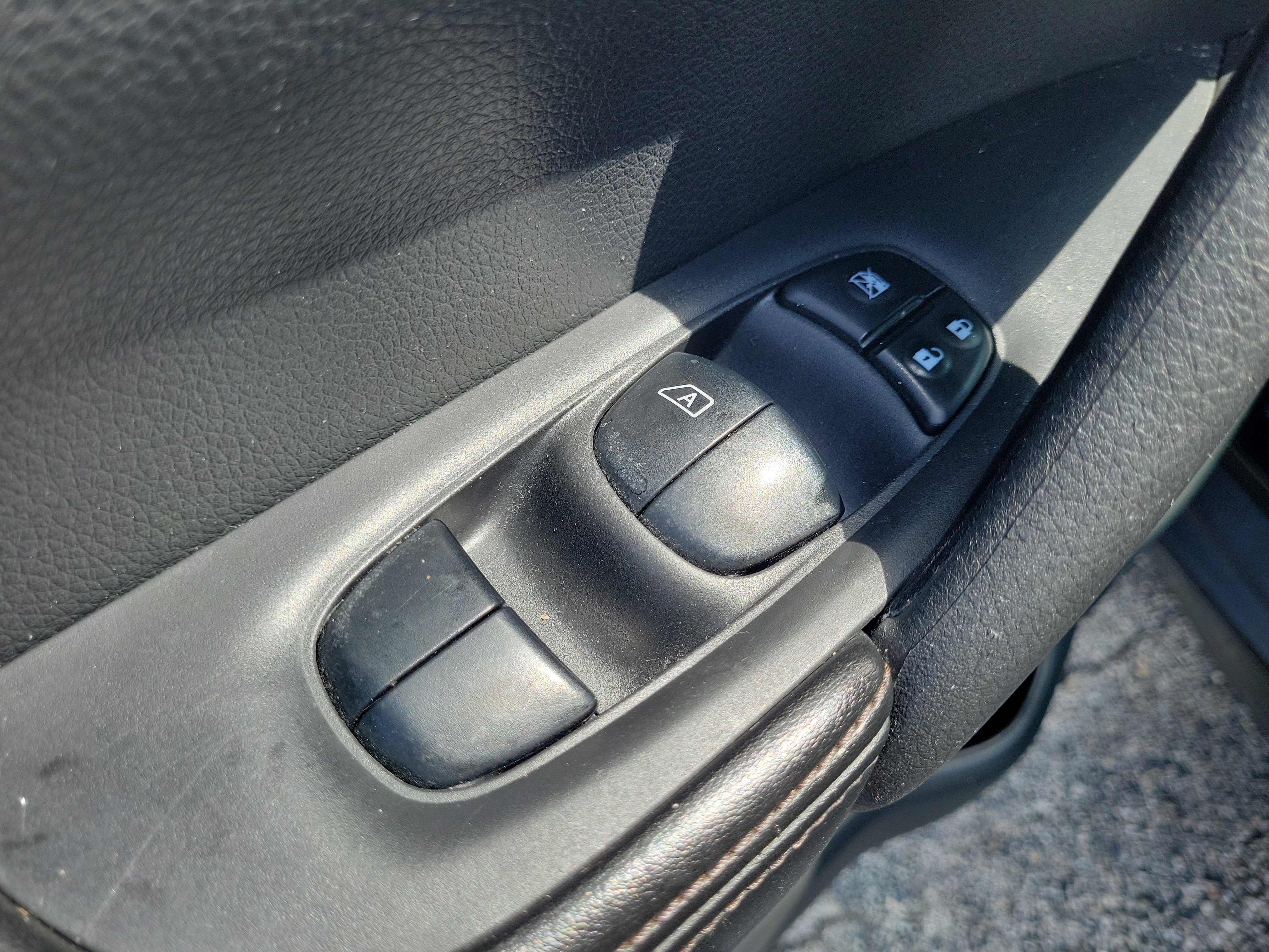 Certified 2018 Nissan Rogue S FWD image 9