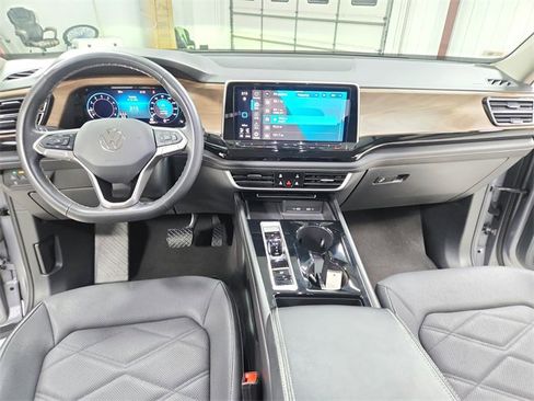 Used 2024 Volkswagen Atlas SE image 25