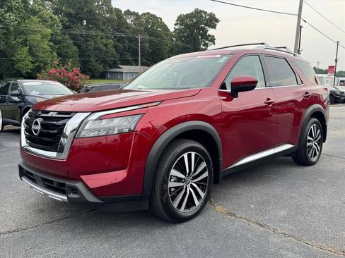 Certified 2025 Nissan Pathfinder Platinum w/ Cargo Package FWD image 7