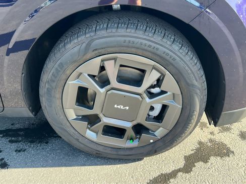 Used 2025 Kia Carnival EX FWD image 16