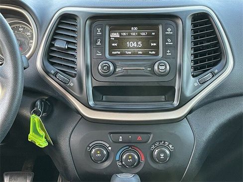 Used 2018 Jeep Cherokee Latitude image 15