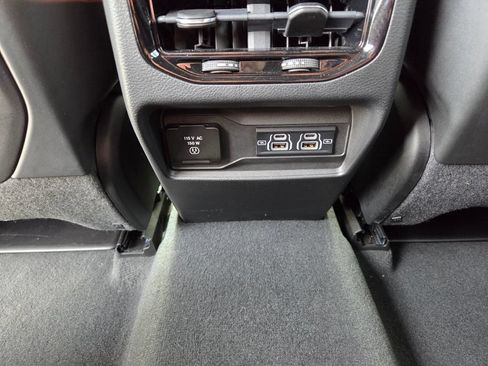 Used 2023 Jeep Grand Cherokee Altitude AWD/4WD image 15