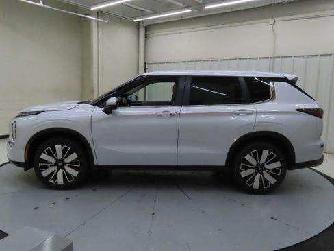 New 2025 Mitsubishi Outlander SE image 6