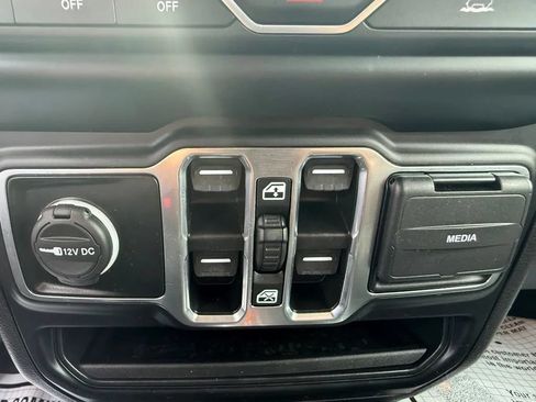 Used 2023 Jeep Gladiator Sport AWD/4WD image 18