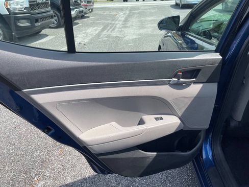 Used 2019 Hyundai Elantra SE FWD image 21