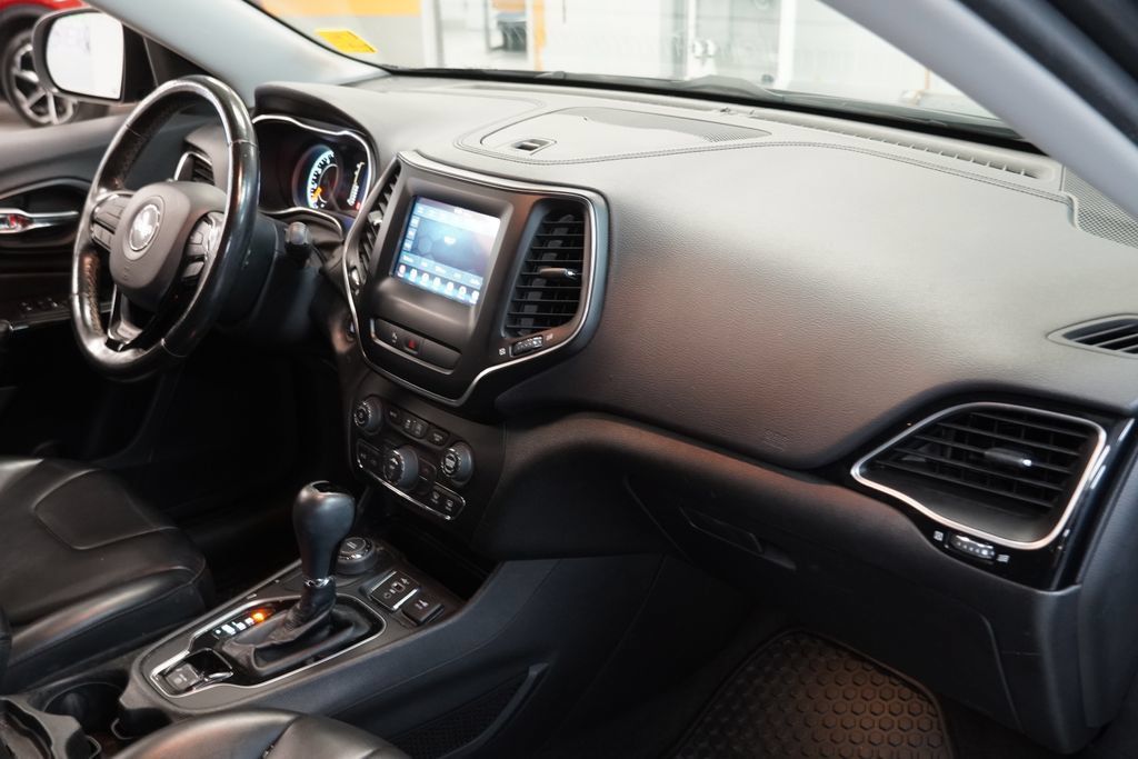 Used 2019 Jeep Cherokee Latitude Plus AWD/4WD image 26