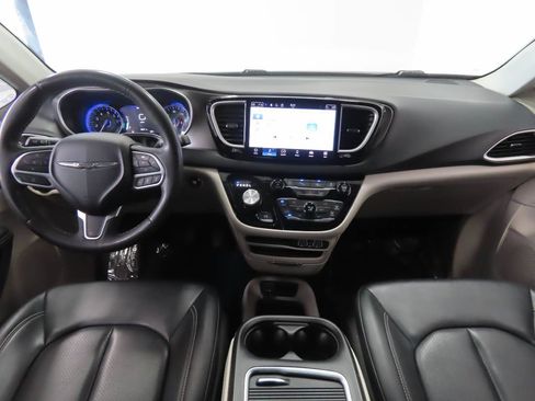 Used 2024 Chrysler Pacifica Touring-L FWD image 12