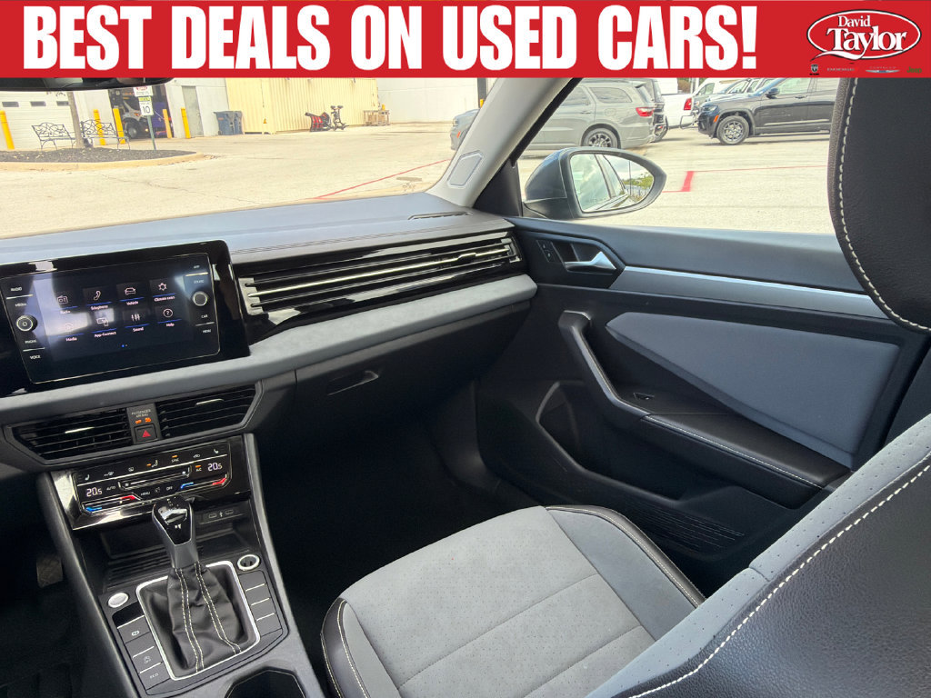 Used 2025 Volkswagen Jetta SE FWD image 24