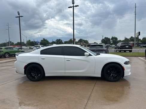 Used 2016 Dodge Charger SXT RWD image 4