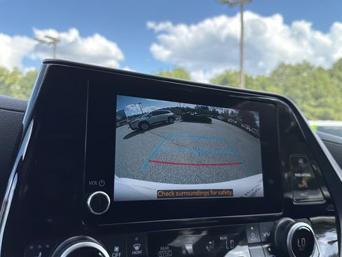 Certified 2025 Toyota Highlander XLE FWD image 8