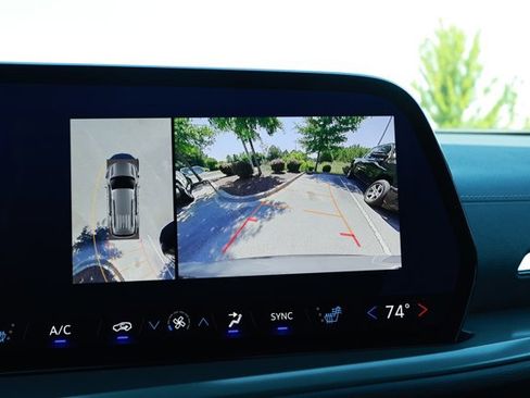 Used 2024 Chevrolet Traverse LT FWD image 17