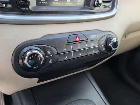 Used 2019 Kia Sorento FWD image 18