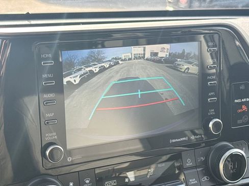 Used 2022 Toyota Highlander XLE image 25