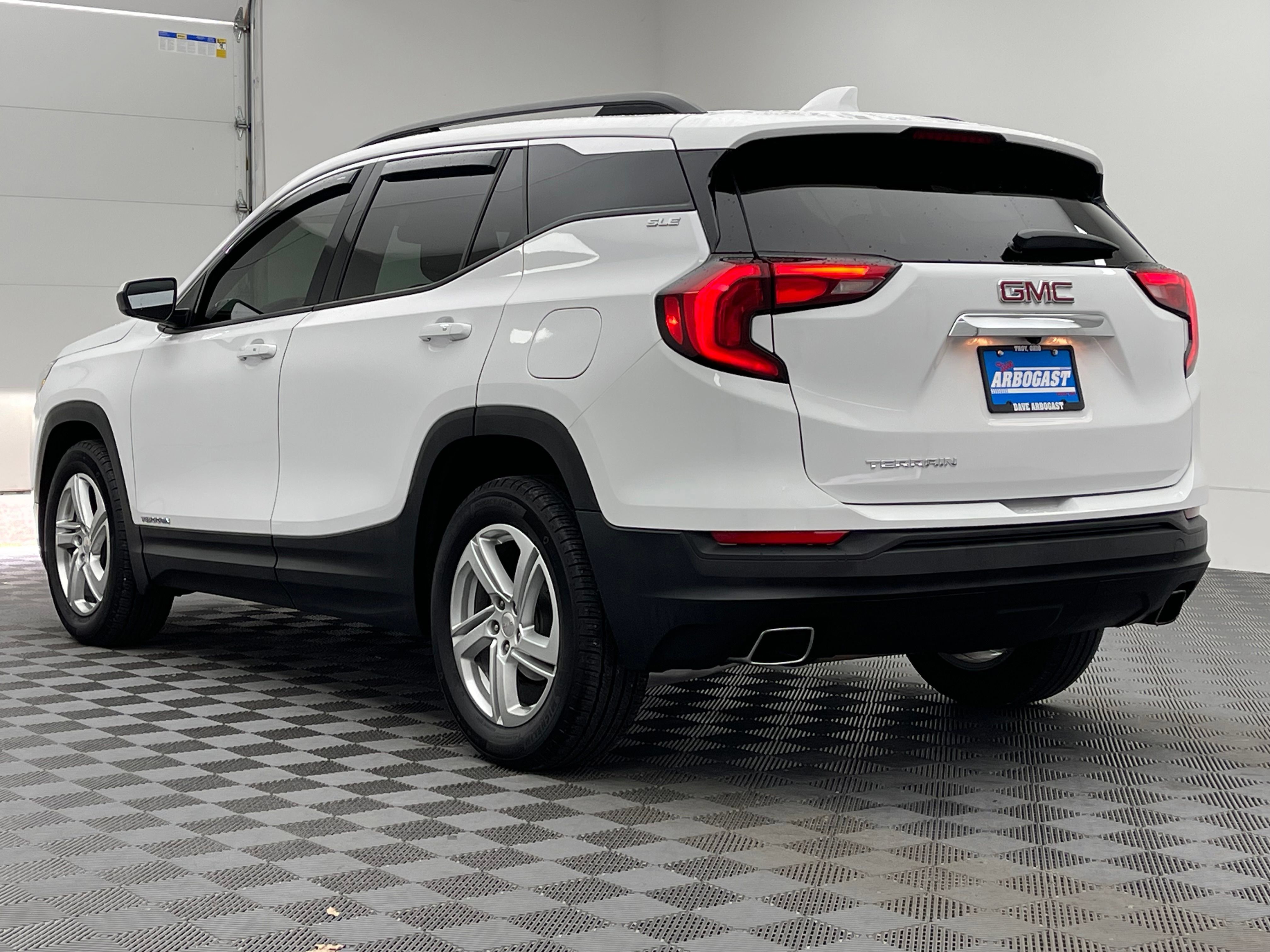 Used 2018 GMC Terrain SLE w/ Driver Convenience Package FWD image 11
