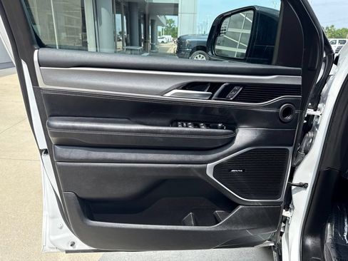 Used 2025 Jeep Wagoneer Series II w/ 8-Passenger Seating Package AWD/4WD image 19